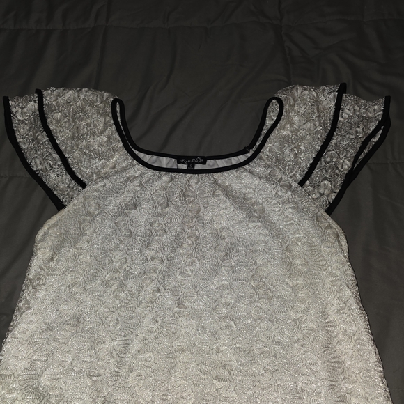 Elegant White Lace Top - Picture 2 of 3